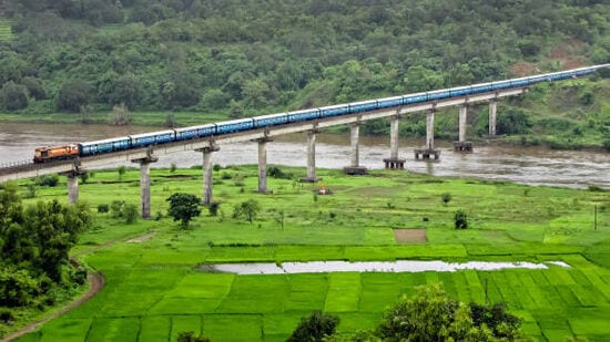 ఈ రైలు హైదరాబాద్ డెక్కన్ నుంచి విశాఖపట్నం వరకు ప్రయాణిస్తుంది. ఇది తెలంగాణ, ఆంధ్రప్రదేశ్ రాష్ట్రాల గుండా వెళుతుంది. హైదరాబాద్‌లో బయల్జేరి.. సికింద్రాబాద్ జంక్షన్, కాజీపేట జంక్షన్, వరంగల్, మహబూబాబాద్, ఖమ్మం, విజయవాడ జంక్షన్, ఏలూరు, తాడేపల్లిగూడెం, నిడదవోలు జంక్షన్, రాజమండ్రి, అనపర్తి, సామర్లకోట జంక్షన్, పిఠాపురం, అన్నవరం, తుని, నర్సీపట్నం రోడ్, ఎలమంచిలి, అనకాపల్లి, దువ్వాడ మీదుగా విశాఖపట్నం చేరుకుంటుంది.