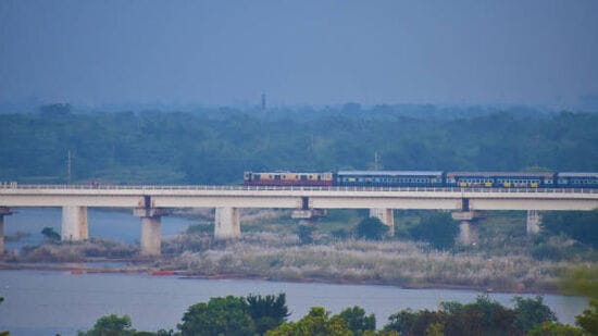 ఈ రైలు విశాఖపట్నంలో సాయంత్రం 05:20 గంటలకు బయలుదేరి.. మరుసటి రోజు ఉదయం 06:15 గంటలకు హైదరాబాద్ చేరుకుంటుంది. హాదరాబాద్‌లో సాయంత్రం 05:05 గంటలకు బయలుదేరి.. మరుసటి రోజు ఉదయం 05:55 గంటలకు విశాఖపట్నం చేరుకుంటుంది.