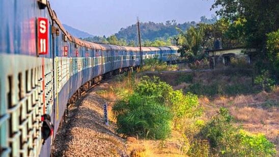 ఈ రైలులో వివిధ తరగతుల కోచ్‌లు అందుబాటులో ఉన్నాయి. ఫస్ట్ ఏసీ, సెకండ్ ఏసీ, థర్డ్ ఏసీ, స్లీపర్ క్లాస్, జనరల్ అన్‌రిజర్వ్‌డ్ బోగీలు ఉంటాయి. పాంట్రీ కార్ లేదు. కానీ ఈ-కేటరింగ్, ఆన్-బోర్డ్ కేటరింగ్ సౌకర్యాలు అందుబాటులో ఉన్నాయి.