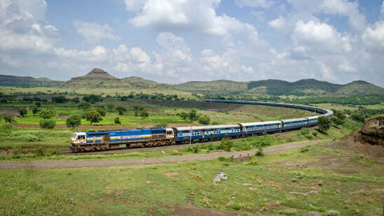 ఇది సూపర్‌ఫాస్ట్ ఎక్స్‌ప్రెస్. సగటు ప్రయాణ సమయం సుమారు 12 గంటల 50 నిమిషాలు ఉంటుంది. ప్రయాణ దూరం సుమారు 709 కిలోమీటర్లు ఉంటుంది. ఇది ప్రతీరోజు అందుబాటులో ఉంటుంది. రాత్రిపూట జర్నీ కావడంతో.. హైదరాబాద్- విశాఖ మధ్య ప్రయాణించేవారు దీనికి ఎక్కువ ప్రాధాన్యత ఇస్తారు.