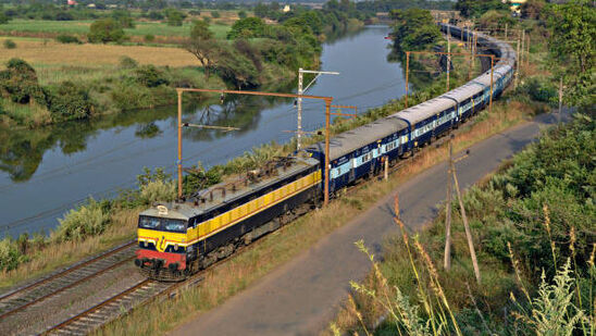 గోదావరి నది పరివాహక ప్రాంతాల మీదుగా వెళ్తున్నందున.. చాలాకాలం తర్వాత గోదావరి ఎక్స్‌ప్రెస్‌గా పేరు మార్చారు. 2011లో ఈ రైలు సూపర్‌ఫాస్ట్ హోదా పొందింది. 2020 జూన్ 1 నుంచి ఇది ఎల్‌హెచ్‌బి కోచ్‌లతో నడుస్తోంది.