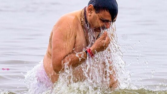 దానాలు:  ఈ పవిత్రమైన రోజున గంగానదిలో స్నానం చేయడం, బట్టలు, ఆహారం, పండ్లు, మరియు తెలుపు వస్తువులను దానం చేయడం ప్రత్యేక పుణ్యకార్యంగా భావిస్తారు. వైశాఖ పూర్ణిమ రోజున బుద్ధ భగవానుడు జన్మించాడని నమ్ముతారు, కాబట్టి ఈ రోజును బుద్ధ పూర్ణిమ అని కూడా జరుపుకుంటారు. ఈ రోజున శుభకార్యాలు, దానధర్మాలు ఎన్నో రెట్లు పెరుగుతాయి.