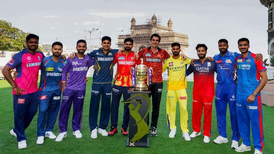 <p>భారత్, పాకిస్థాన్ మధ్య యుద్ధం ఉద్రిక్తతల కారణంగా ఐపీఎల్ 2025 సీజన్ అర్ధంతరగా ఆగిపోయింది. వారం రోజుల పాటు వాయిదా పడింది. 2021లోనూ కరోనా కారణంగా సీజన్ కు మధ్యలో బ్రేక్ వచ్చింది. </p>