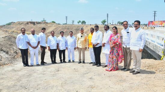 HNSS మెయిన్ కాలువ, పుంగనూరు బ్రాంచ్ కాలువ లైనింగ్ పనులకు పరిపాలనా అనుమతులను కూటమి ప్రభుత్వం అధికారంలోకి రాగానే మంజూరు చేసింది. మొదట కాలువలకు లైనింగ్ లేకుండా నిర్మించడంతో గరిష్ట ప్రవాహం కేవలం 2,200 క్యూసెక్కులు మాత్రమే ఉండేది. 3850 క్యూసెక్కుల సామర్థ్యం కలిగేలా... కాలువలను విస్తరించి, లైనింగ్ పనులు చేపట్టారు.