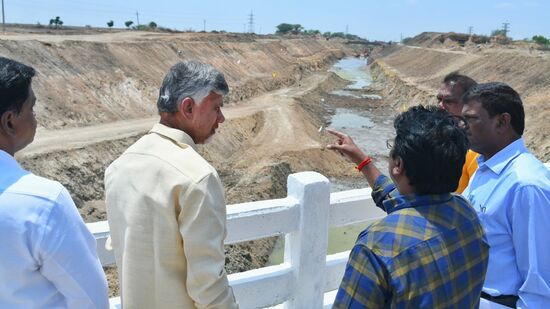 <p>నాలుగు ఏజన్సీల ద్వారా పనులు జరుగుతున్నాయని ఈ సందర్భంగా అధికారులు సీఎం చంద్రబాబుకు వివరించారు. ఇటీవల నాలుగుసార్లు వర్షాలు కురవడంతో పనులకు కొంతమేర ఆటంకం ఏర్పడిందని తెలిపారు.</p>