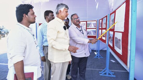 క్షేత్రస్థాయిలో జరుగుతున్న పనుల గురించి అధికారులను అడిగి తెలుసుకున్నారు. హంద్రీనీవా పనులపై అధికారులు ఏర్పాటు చేసిన ఫోటో ఎగ్జిబిషన్‌ను తిలకించారు. 