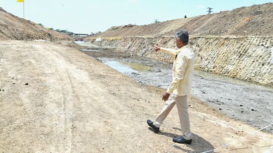 అనంతపురం జిల్లాలోని ఉరవకొండ నియోజకవర్గం చాయాపురంలో హంద్రీనీవా సుజల స్రవంతి పనులను ముఖ్యమంత్రి చంద్రబాబు నాయుడు పరిశీలించారు. 
