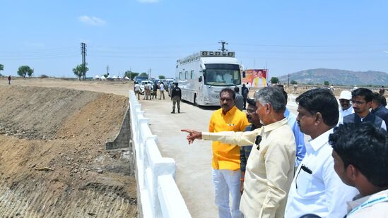 ఇ కపై హంద్రీనీవా ప్రాజెక్ట్ పనులు వేగంగా  సాగించాలని సీఎం చంద్రబాబు సూచించారు. నిర్దేశిత కాలానికి ఎట్టిపరిస్థితుల్లో పనులు పూర్తి చేయాలని అధికారులను ఆదేశించారు.