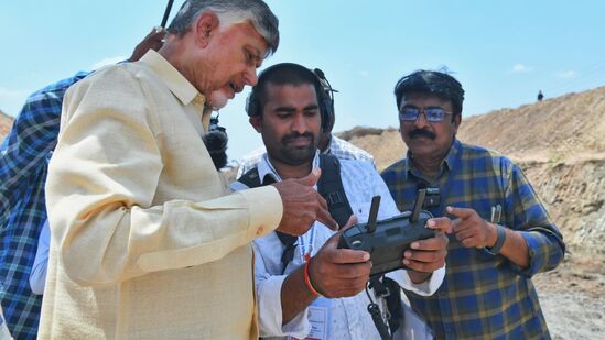 కి.మీ మేర సాగుతున్న పనులను డ్రోన్ ద్వారా ముఖ్యమంత్రి చంద్రబాబు పరిశీలించారు. ప్రోగ్రామింగ్ ద్వారా రోజూ ఎంతమేర పనులు చేశారో డ్రోన్ ద్వారా పర్యవేక్షించాలని సూచించారు.
