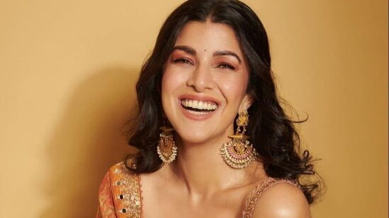 నిమ్రత్ కౌర్ తండ్రి మేజర్ భూపిందర్ సింగ్ కాశ్మీర్ లో ఉగ్రవాదులతో పోరాడుతూ వీరమరణం పొందారు. ఆయనకు మరణానంతరం శౌర్య చక్ర పురస్కారం లభించింది.