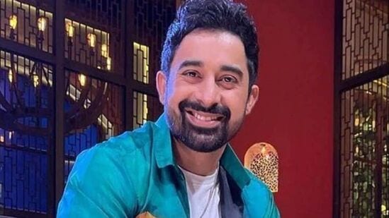 రణ్విజయ్ సిన్హా తండ్రి లెఫ్టినెంట్ జనరల్ ఇక్బాల్ సిన్హా భారత సైన్యంలో పనిచేశారు. ఒకానొక సమయంలో రణ్విజయ్ స్వయంగా సైన్యంలో చేరాలనుకున్నాడు, కానీ విధి అతన్ని టీవీ ప్రపంచంలోకి తీసుకువచ్చింది.