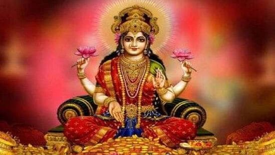 పౌర్ణమి రోజున లక్ష్మీదేవిని పూజించడం ఆనవాయితీ. ఈ రోజున లక్ష్మీదేవికి ప్రత్యేక నైవేద్యాలు సమర్పించడం వల్ల ఇంట్లో సుఖసంతోషాలు, సౌభాగ్యాలు, సౌభాగ్యాలు శాశ్వతంగా లభిస్తాయని నమ్ముతారు.