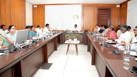 అర్హుల గుర్తింపు ప్రక్రియ కొనసాగుతున్న వేళ రాష్ట్ర ఆర్థిక మంత్రి, డిప్యూటీ సీఎం భట్టి విక్రమార్క…శుక్రవారం డాక్టర్ బి.ఆర్ అంబేద్కర్ రాష్ట్ర సచివాలయంలో రాజీవ్ యువ వికాసం పథకం పై సంబంధిత ఉన్నత అధికారులతో సమీక్ష చేశారు. ఈ సందర్భంగా పలు సూచనలు ఇచ్చారు.
