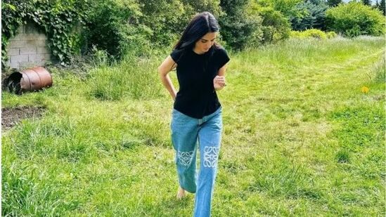 సినీ తారల ప్రేమ వార్తలు, లవ్, రిలేషన్‌షిప్ ఇలా రోజూ ఏదో ఒక వార్త వినిపిస్తూనే ఉంటుంది. అయితే ఈ ప్రేమ కారణంగా హెడ్‌లైన్స్‌లో కూడా నిలుస్తున్నారు. ఇక్కడ మనం ఓ దర్శకుడితో రిలేషన్‌షిప్‌లో ఉన్న ఒక బాలీవుడ్ హీరోయిన్ గురించి మాట్లాడుకుంటున్నాం. పెళ్లి కాకుండానే డైరెక్టర్‌తో గర్భవతి అయింది. బిడ్డను కనడానికి తన బాయ్‌ఫ్రెండ్ ఒప్పుకోకపోవడంతో ఆమె బలవంతంగా అబార్షన్ చేయించుకోవాల్సి వచ్చింది.