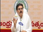 <p>ఏపీలో కొత్త రేషన్ కార్డులు, ఈకేవైసీపై మంత్రి నాదెండ్ల మనోహర్ కీలక ప్రకటన చేశారు. కొత్త రేషన్ కార్డులను స్మార్ట్ కార్డు రూపంలో ఉచితంగా అందిస్తామని తెలిపారు. </p>