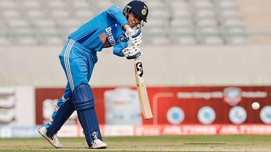 శ్రీలంకపై సెంచరీతో మంధాన రికార్డు క్రియేట్ చేసింది. వన్డేల్లో ఆమెకు ఇది 11వ హండ్రెడ్. వుమెన్ వన్డే క్రికెట్లో అత్యధిక సెంచరీలు చేసిన బ్యాటర్లలో మంధాన మూడో ప్లేస్ కు చేరుకుంది. శ్రీలంకపై సెంచరీతో మంధాన రికార్డు క్రియేట్ చేసింది. వన్డేల్లో ఆమెకు ఇది 11వ హండ్రెడ్. వుమెన్ వన్డే క్రికెట్లో అత్యధిక సెంచరీలు చేసిన బ్యాటర్లలో మంధాన మూడో ప్లేస్ కు చేరుకుంది.