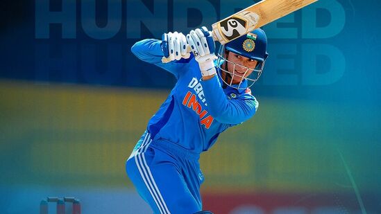 ఆదివారం (మే 11) కొలంబోలో శ్రీలంకతో జరుగుతున్న వన్టే ట్రై సిరీస్ ఫైనల్లో మంధాన చెలరేగిపోయింది. ఈ ఓపెనర్ 101 బంతుల్లో 116 పరుగులు చేసింది. 15 ఫోర్లు, 2 సిక్సర్లు కొట్టింది. ఆదివారం (మే 11) కొలంబోలో శ్రీలంకతో జరుగుతున్న వన్టే ట్రై సిరీస్ ఫైనల్లో మంధాన చెలరేగిపోయింది. ఈ ఓపెనర్ 101 బంతుల్లో 116 పరుగులు చేసింది. 15 ఫోర్లు, 2 సిక్సర్లు కొట్టింది.