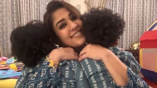 తన కుమారులను ఎత్తుకొని మురిసిపోయారు నయనతార. ఈ ఫొటోలతో పాటు హృదయాన్ని హత్తుకునేలా నోట్ రాశారు విఘ్నేష్. పనిని, మిగిలిన అన్ని విషయాలను బ్యాలెన్స్ చేస్తున్నావని, నువ్వు బెస్ట్ మామ్ అంటూ క్యాప్షన్ రాసుకొచ్చారు.
