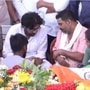 మురళీ తల్లిదండ్రులతో మాట్లాడుతున్న పవన్