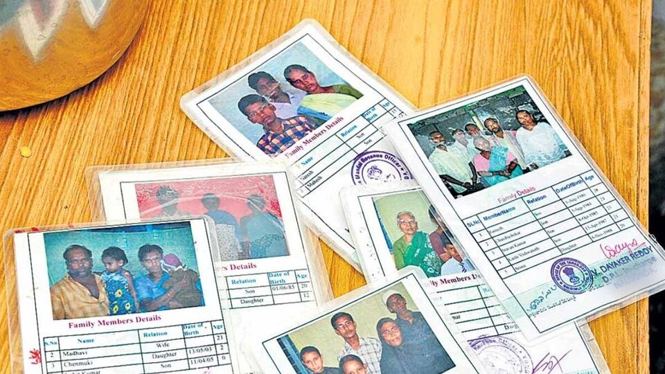 <p>గుంటూరు జిల్లా తెనాలిలో మంత్రి నాదెండ్ల మనోహర్ మీడియాతో మాట్లాడారు. రేషన్ కార్డులో పేరున్న ప్రతి ఒక్కరూ తప్పనిసరిగా ఈకేవైసీ చేయించుకోవాలని సూచించారు.</p>