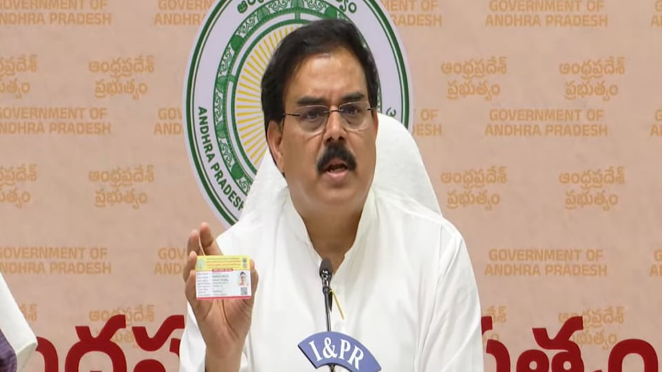 <p>గ్రామ, వార్డు సచివాలయాల ద్వారా పాత రేషన్‌ కార్డుల స్థానంలో కొత్త స్మార్ట్ కార్డులు అందిస్తామని మంత్రి నాదెండ్ల తెలిపారు. రాష్ట్రంలో ఇప్పటి వరకూ 72,500 మంది స్మార్ట్‌ కార్డులు పొందారన్నారు. </p>