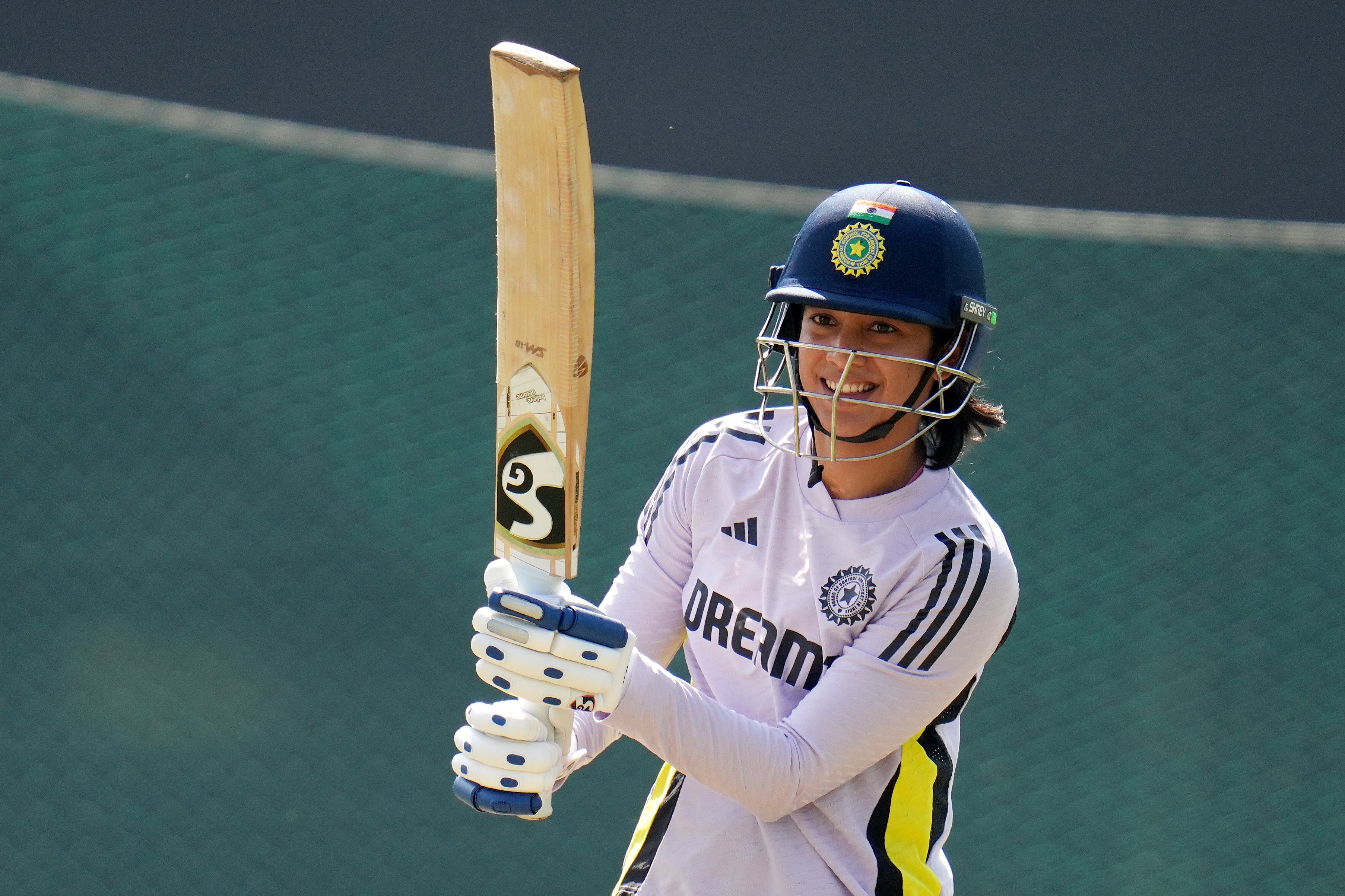 ఇప్పటికే వన్డేల్లో అత్యధిక సెంచరీలు చేసిన భారత మహిళా బ్యాటర్ గా కొనసాగుతున్న మంధాన.. 102 మ్యాచ్ ల్లో 4473 పరుగులు చేసింది. 11 సెంచరీలు ఖాతాలో వేసుకుంది. ఇప్పటికే వన్డేల్లో అత్యధిక సెంచరీలు చేసిన భారత మహిళా బ్యాటర్ గా కొనసాగుతున్న మంధాన.. 102 మ్యాచ్ ల్లో 4473 పరుగులు చేసింది. 11 సెంచరీలు ఖాతాలో వేసుకుంది.