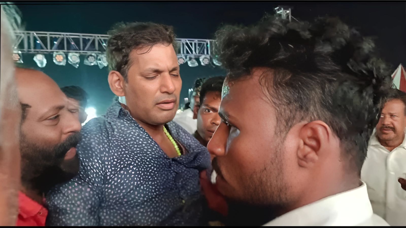 ఒక్కసారిగా స్టేజీపైనే కుప్పకూలిన స్టార్ హీరో విశాల్.. అసలేమైంది? లేటెస్ట్ హెల్త్ అప్‌డేట్‌