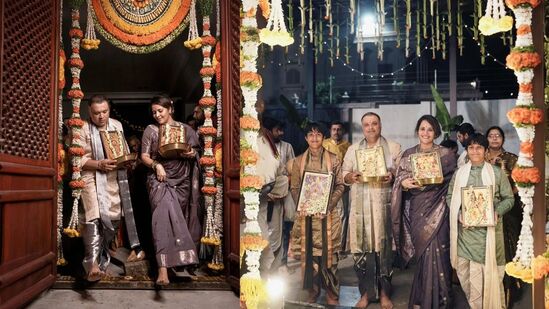 <p>యాంకర్, నటి అనసూయ భరద్వాజ్ తన భర్త, పిల్లలతో కలిసి కొత్త ఇంట్లోకి గృహప్రవేశం చేసింది.</p>