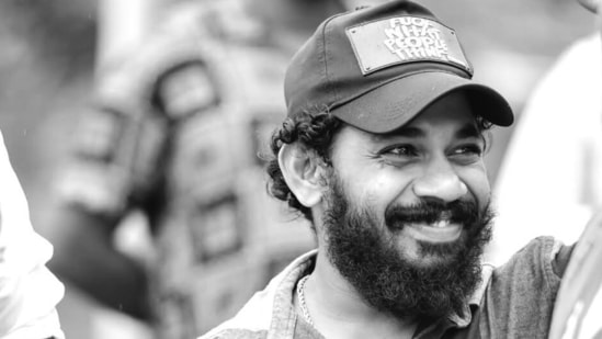 మంచి విజయాన్ని అందుకున్న కాంతార సినిమాకు ప్రీక్వెల్‌గా కాంతారా చాప్టర్ 1 మూవీ రానున్న విషయం తెలిసిందే. ఈ సినిమా గురించి ప్రకటించినప్పటి నుంచి కాంతారా చాప్టర్ 1 టీమ్ చాలా ఇబ్బందులు ఎదుర్కొంది. ఇవాళ ఈ సినిమాలోని నటుడు రాకేష్ పూజారి కన్నుమూశారు.
