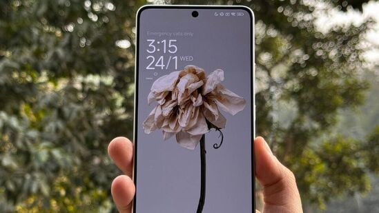 <p><strong>పోకో ఎక్స్​6 ప్రో</strong>- ఇందులో 120 హెచ్​జెడ్​ రిఫ్రెష్​ రేట్​తో కూడిన 6.67 ఇంచ్​ అమోఎల్​ఈడీ డిస్​ప్లే ఉంటుంది. మీడియాటెక్​ డైమెన్సిటీ 8300 అల్ట్రా చిప్​సెట్​ దీని సొంతం. 5000 ఎంఏహెచ్​ బ్యాటరీతో నడిచే ఈ స్మార్ట్​ఫోన్​ రేర్​లో ట్రిపుల్​ కెమెరా (64ఎంపీ, 8ఎంపీ, 2ఎంపీ), ఫ్రెంట్​లో  16ఎంపీ కెమెరా ఉంటుంది. 8జీబీ+ 256జీబీ వేరియంట్​​ ధర రూ. 19,988గా ఉంది. </p>