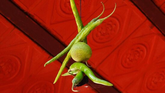 గమనిక: ఈ సమాచారం శాస్త్రాలు, విశ్వాసాలతో ఆధారంగా అందించినది మాత్రమే. వీటిని ఖచ్ఛితమైన ఆధారాలు ఉండవు. వీటిని పాటించడం పూర్తిగా మీ నమ్మకాలు, ఆచారాలపై ఆధారపడి ఉంటుంది. ఈ విషయం గురించిన ఖచ్చితమైన సమాచారం కోసం సంబంధిత రంగంలోని నిపుణులను సంప్రదించండి.
