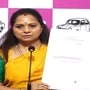 జీవో కాపీని చూపెడుతున్న కవిత