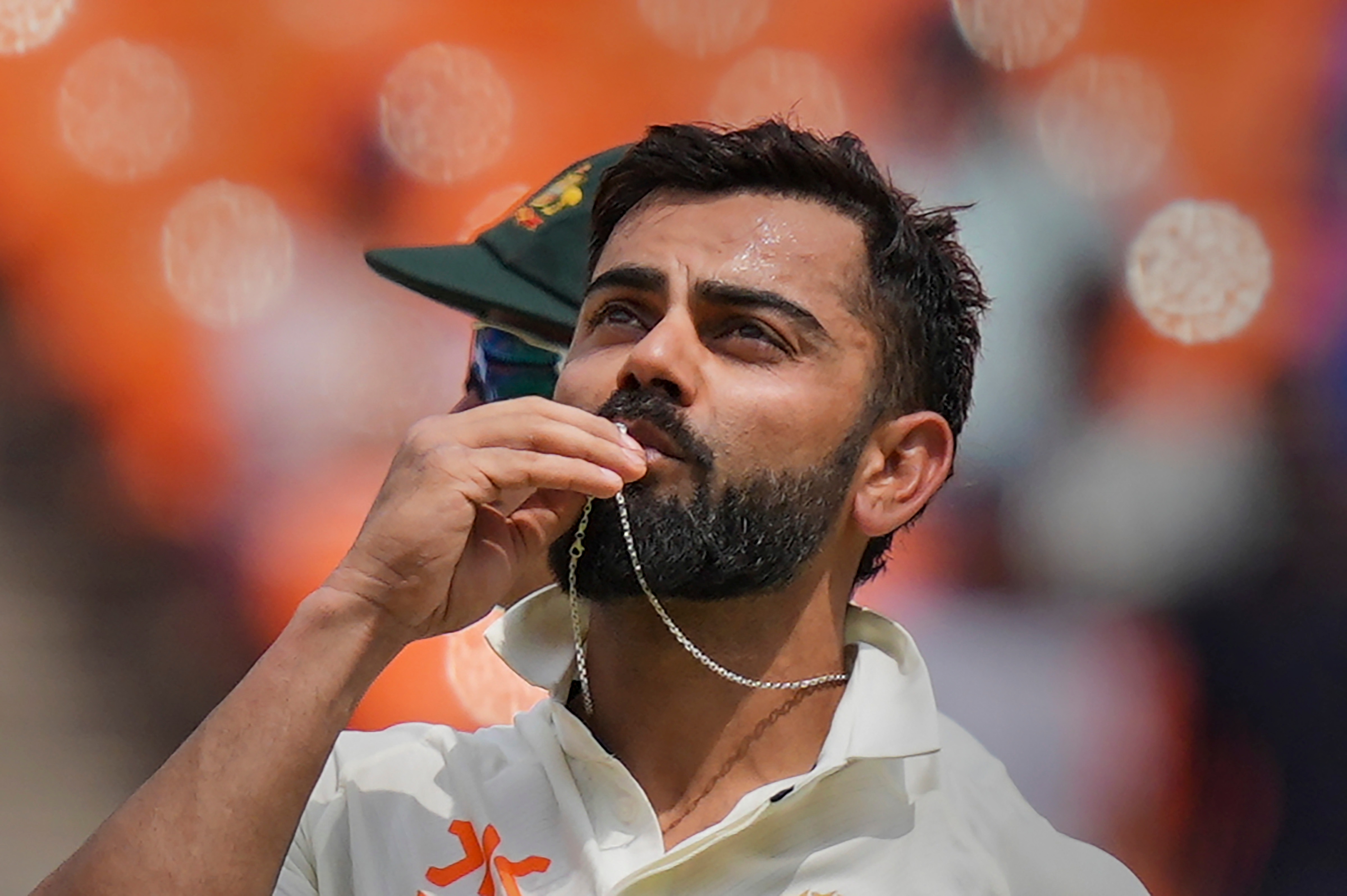 టీమిండియా ఆటగాళ్ల ఫిట్ నెస్ విరాట్ కు ముందు, ఆ తర్వాత అనేలా మారింది. అత్యుత్తమ ఫిట్ నెస్ తో కోహ్లి భారత క్రికెట్లో కొత్త స్టాండర్డ్స్ క్రియేట్ చేశాడు. గ్రౌండ్ లో చిరుత వేగంతో సహచర ఆటగాళ్లలోనూ స్ఫూర్తి రగిలించాడు. ఫిట్ నెస్ అంటే కోహ్లీలా ఉండాలనే బ్రాండ్ సెట్ చేశాడు. ఇప్పుడు టీమిండియా ప్లేయర్లు టాప్ లెవల్ ఫిట్ నెస్ తో కొనసాగుతున్నారంటే కోహ్లి కారణమని చెప్పొచ్చు. 