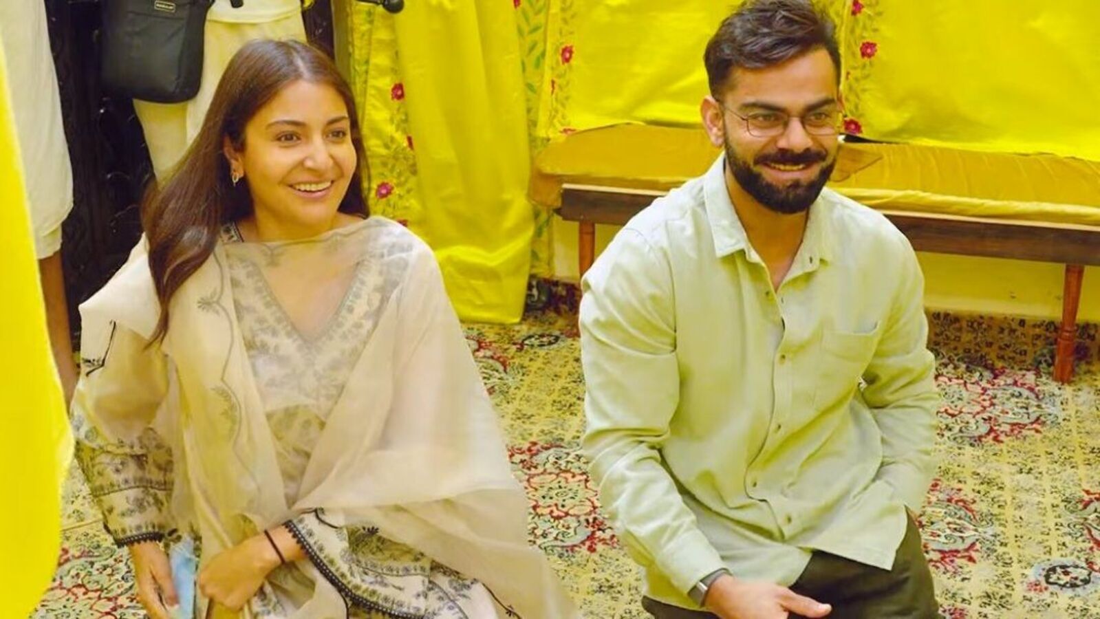 టెస్టులకు రిటైర్మెంట్ ప్రకటించిన మరుసటి రోజే భార్యతో కలిసి తన ఫేవరెట్ స్వామీజీని కలిసిన విరాట్ కోహ్లి