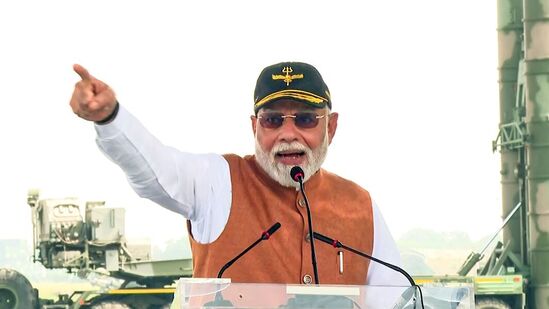 జలంధర్, మే 13 (ANI): ప్రధాని నరేంద్ర మోదీ మంగళవారం జలంధర్‌లోని ఆదంపూర్ ఎయిర్ బేస్‌ను సందర్శించి సైనికులను ఉద్దేశించి మాట్లాడారు (ANI ఫోటో)