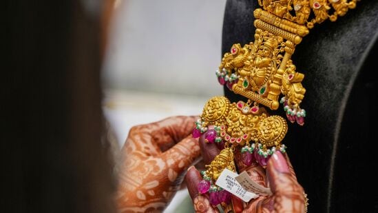 ట్రంప్​ టారీఫ్​ ఎఫెక్ట్​ తగ్గుముఖం పట్టడం, భారత్​- పాకిస్థాన్​ కాల్పుల విరమణ వంటి సానుకూల పరిస్థితులు పసిడి, వెండి ధరల హెచ్చుతగ్గులకు కారణం అవుతాయని నిపుణులు చెబుతున్నారు. పైన చెప్పిన ధరల్లో ట్యాక్స్​ని జోడించలేదు.