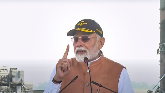2025 మే 13న, ప్రధాన మంత్రి నరేంద్ర మోడి పంజాబ్‌లోని AFS ఆదంపూర్‌లో వాయుసేన యోధులు, సైనికులను ఉద్దేశించి మాట్లాడుతున్న దృశ్యం. భారత్ వైపు కన్నెత్తి చూసినా విధ్వంసమేనని తన ప్రసంగం ద్వారా ఉగ్రవాదులను హెచ్చరించారు.
