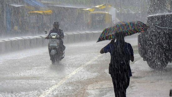 ద్రోణి ప్రభావంతో రాగల నాలుగు రోజుల్లో తెలంగాణలో వర్షాలు కురుస్తాయని హైదరాబాద్ వాతావరణ కేంద్రం ప్రకటించింది.  ఉత్తర దక్షిణ ద్రోణి ప్రభావంతో పాటు ఉపరితల చక్రవాక ఆవర్తనాల ప్రభావంతో రాష్ట్రంలో వర్షాలు కురుస్తున్నాయని పేర్కొంది.  