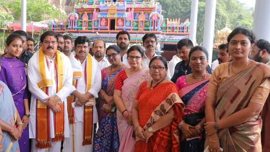  విజయవాడ ఇంద్రకీలాద్రిపై కొలువైన కనక దుర్గమ్మకు రాష్ట్ర పౌర సరఫరాల శాఖ మంత్రి నాదెండ్ల మనోహర్, శాసనమండలి విప్  పిడుగు హరిప్రసాద్ లు భారత సేనలకు, దేశ నాయకత్వానికీ దైవ బలం తోడుగా ఉండాలని పూజలు చేయించారు. 