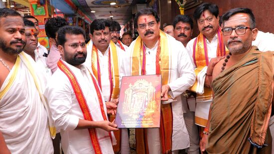 విజయవాడ ఇంద్రకీలాద్రిపై కొలువైన కనకదుర్గ అమ్మవారికి మంత్రి నాదెండ్ల, జనసేన నేతలు పూజలు నిర్వహించారు. 