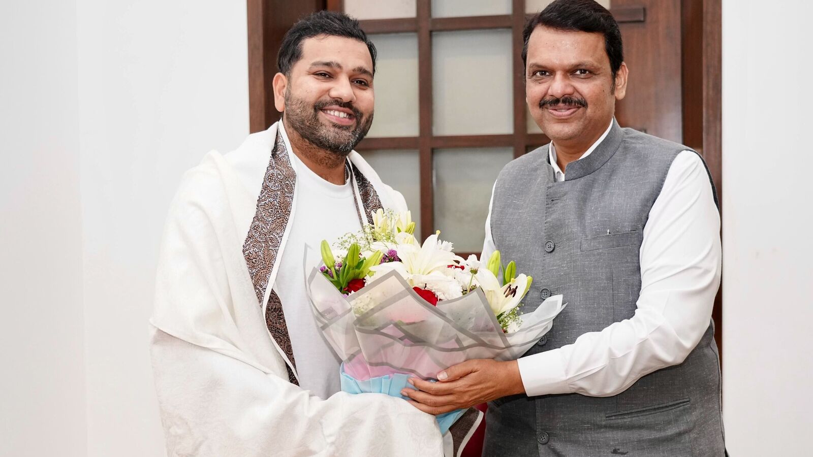 రాజకీయాల్లోకి రోహిత్.. టెస్టు రిటైర్మెంట్ తర్వాత మహారాష్ట్ర సీఎంతో మీటింగ్.. బీజేపీలోకి చేరబోతున్నారనే చర్చ!ఫొటోలు వైరల్