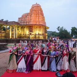 <p>మిస్ వరల్డ్ 2025 కంటెస్టెంట్స్ బుధవారం ఓరుగల్లులో పర్యటించారు. రామప్ప చెరువు, వెయ్యి స్తంభాల గుడిని సందర్శించారు. </p>