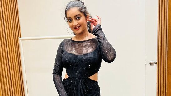 ఈటీవీలో టెలికాస్ట్ అయిన రావోయి చంద‌మామ సీరియ‌ల్‌లో హీరోయిన్‌గా హారిక‌ క‌నిపించింది. 