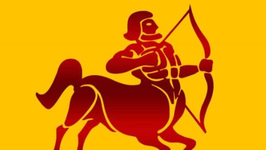 ధనస్సు: ఈ రెండు మార్పుల వల్ల ధనూ రాశి వారికి ప్రయోజనాలు ఉంటాయి. కుటుంబ సభ్యులతో సఖ్యత పెరుగుతుంది. ఉద్యోగులకు ఉన్నతాధికారుల నుంచి ప్రశంసలు లభిస్తాయి. జీతాల పెరుగుదల, ప్రమోషన్లు పెండింగ్‍లో ఉన్న వారికి ఈ కాలంలో మంజూరయ్యే ఛాన్స్ ఉంది. వీరికి ఆత్మవిశ్వాసం కూడా మెండుగా ఉంటుంది. సమాజంలో గౌరవం అధికమవుతుంది. 