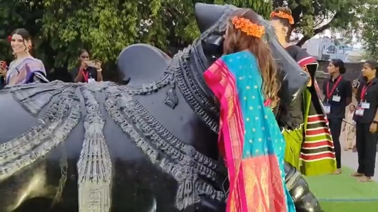 మిస్ వరల్డ్ పోటీదారులు స్థానిక ఆచారాలను పాటిస్తూ రామప్ప ఆలయాన్ని సందర్శించేటప్పుడు తమ కోరికలు, ప్రార్థనలను నంది చెవిలో చెప్పుకున్నారు.