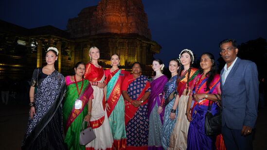 మిస్ వరల్డ్ పోటీదారులు తెలంగాణ వారసత్వ సంపద చూసి ఆనందంలో మునిగిపోయారు. సంప్రదాయ దుస్తులలో రామప్ప ఆలయ నిర్మాణ అద్భుతాన్ని వీక్షించారు.   