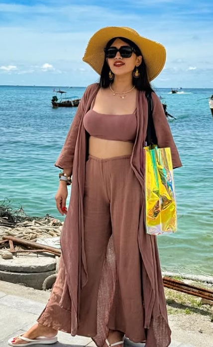 స్రవంతి ఫొటోలకు ఫ్యాన్స్ ఫిదా అవుతున్నారు. ఆ అందం ఏంటి బాబోయ్ అంటూ కామెంట్లు పెడుతున్నారు. పెళ్లయిన తరగని అందంతో సోయగాల విందు వడ్డిస్తోంది. 
