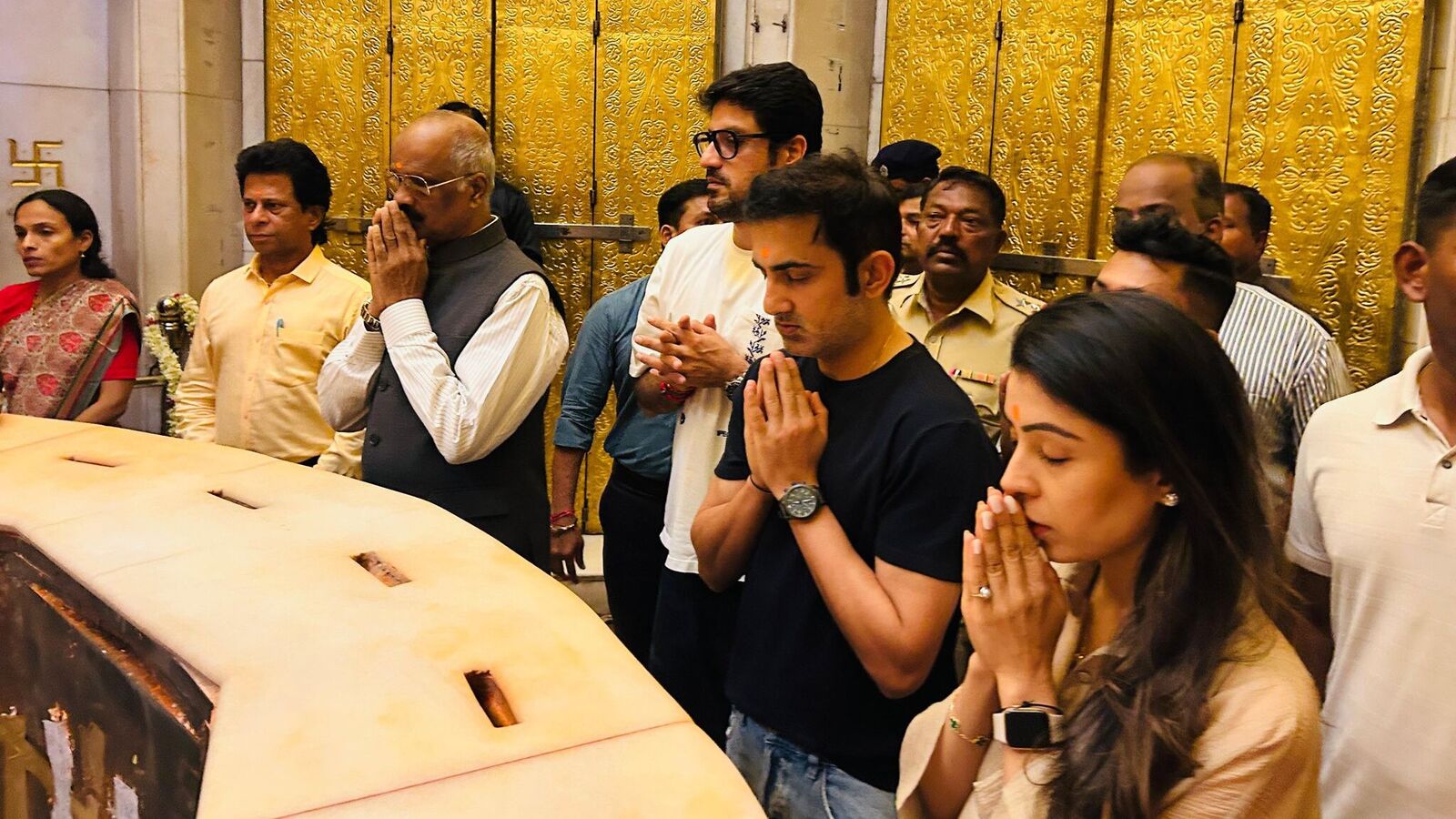 ఇంగ్లాండ్ టూర్‌కు టీమిండియా.. సెల‌క్ట‌ర్ల‌తో మీటింగ్‌కు ముందు సిద్ధి వినాయ‌క టెంపుల్‌లో గంభీర్‌.. ప్ర‌త్యేక పూజ‌లు
