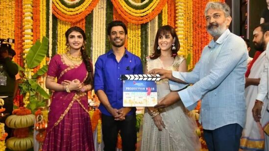<p>'జూనియర్' ముహూర్తానికి దర్శకధీరుడు ఎస్.ఎస్.రాజమౌళి ప్రత్యేక అతిథిగా హాజరయ్యారు.</p>