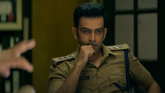 ఐపీఎస్ అధికారి ఎం.సత్యజిత్ (పృథ్వీరాజ్), ఇన్వెస్టిగేటివ్ జర్నలిస్ట్ మేధా పద్మజ (అదితి) ఒకేసారి చేసిన రెండు మిస్టరీ మర్డర్ కేసుల చుట్టూ ఈ సినిమా కథ తిరుగుతుంది. 